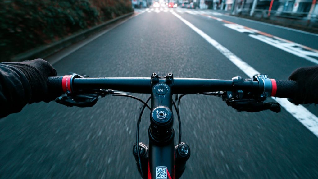 クロスバイクのフロント用とリア用シフターを日本人サイクリストの手元アップで示した画像