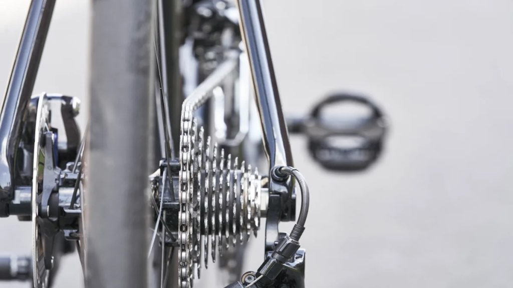正しいまっすぐなチェーンラインとたすき掛け状態の極端に斜めになったチェーンラインを比較したクロスバイクのドライブトレイン画像