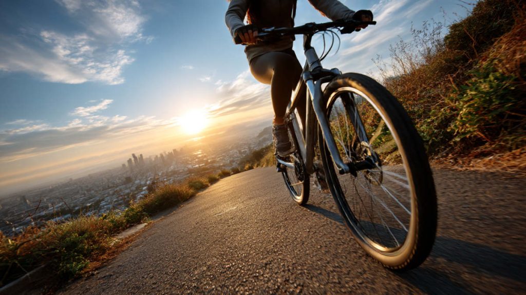 モンベルやレザーなど多様な裾バンドを使ったクロスバイク通勤スタイルの足元イメージ