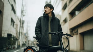 電動アシスト自転車を購入するか迷っている日本人の様子を表現したイメージ