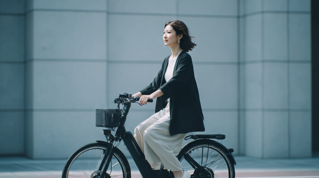 電動アシスト自転車で安定して走行する日本人の様子