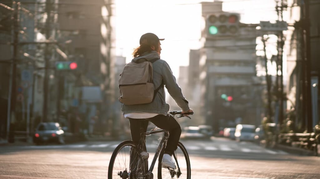 　街中をアップライトな姿勢で走る日本人通勤サイクリスト