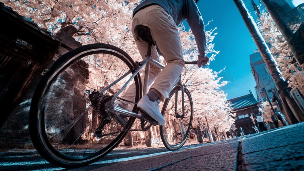 クロスバイク通勤中にズボンの裾をチェーンに巻き込まれて困っている日本人男性