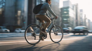 40代の日本人男性が都市部でクロスバイク通勤をしている様子