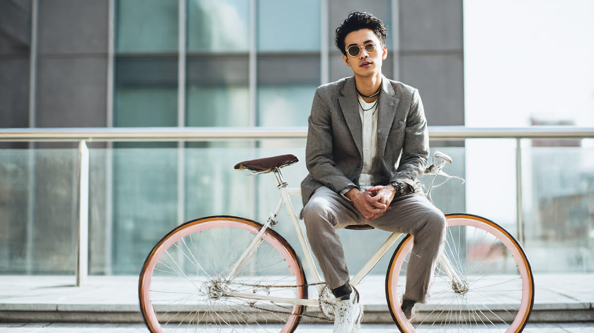 　通勤・通学シーンでクロスバイクに乗る日本人男性のリアルな街中イメージ