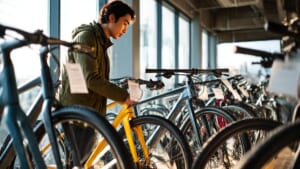 日本の街でクロスバイク通勤をする日本人の様子を描いた、初心者向け購入ガイドのアイキャッチ画像