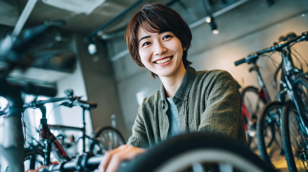 クロスバイクをレンタルで試し、購入前に使い心地を確認する日本人利用者の様子