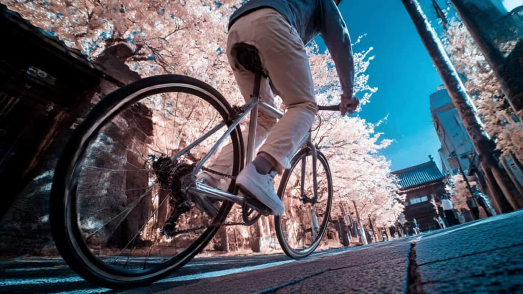 クロスバイク購入を前に、日本の街で自転車店や日常利用をイメージしながら検討する様子を表した画像