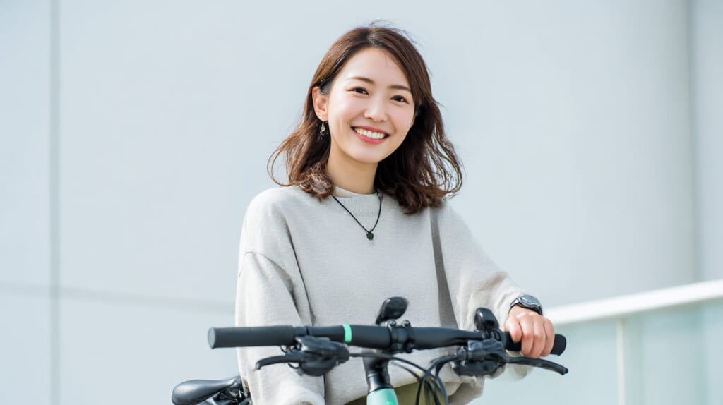 　エルゴノミックな自転車グリップを手に取り、選んでいる日本人サイクリスト