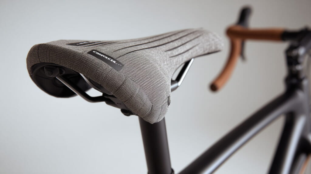 クロスバイクのサドル調整を行う40代男性