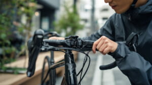 クロスバイクのハンドル高さを調整し、快適なポジションを確認する日本人サイクリストの様子