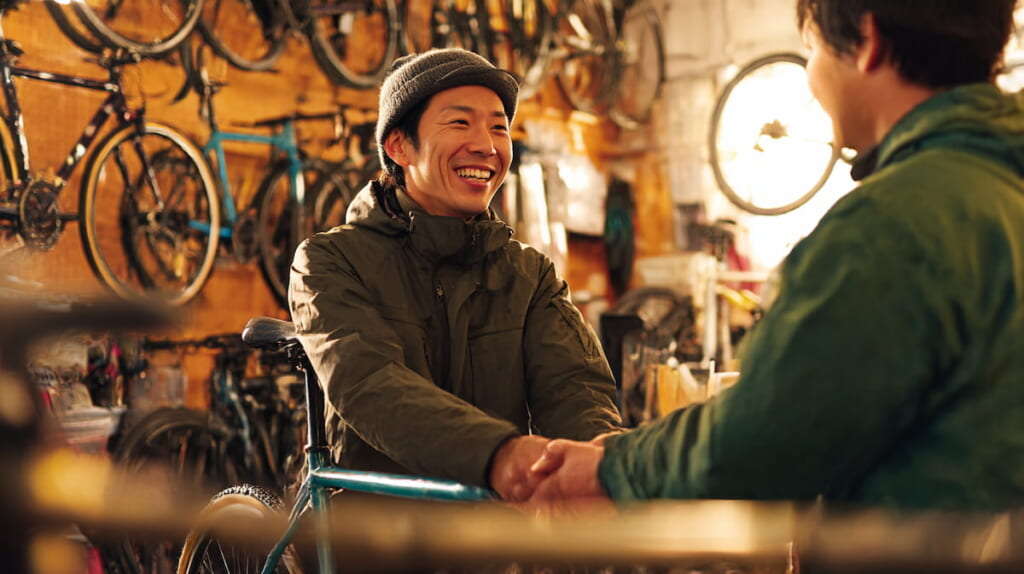 整備済みクロスバイクを受け取る利用者