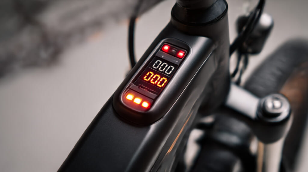 　電動自転車のバッテリーを取り外して確認する様子