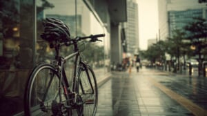 　- ベルトドライブのクロスバイクで通勤する日本人男性が、スーツを汚さず静かに街を走るイメージ