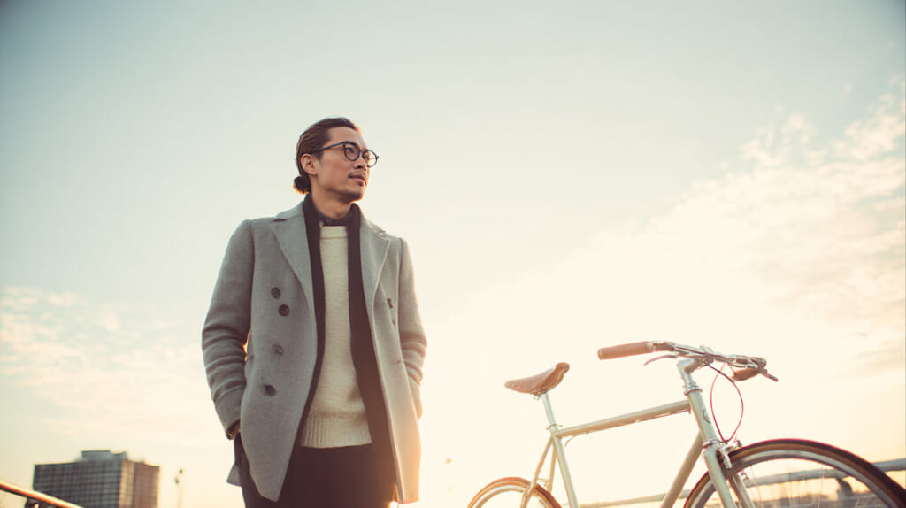 クロスバイクとともに街乗りを楽しむ日本人男性のライフスタイル風景