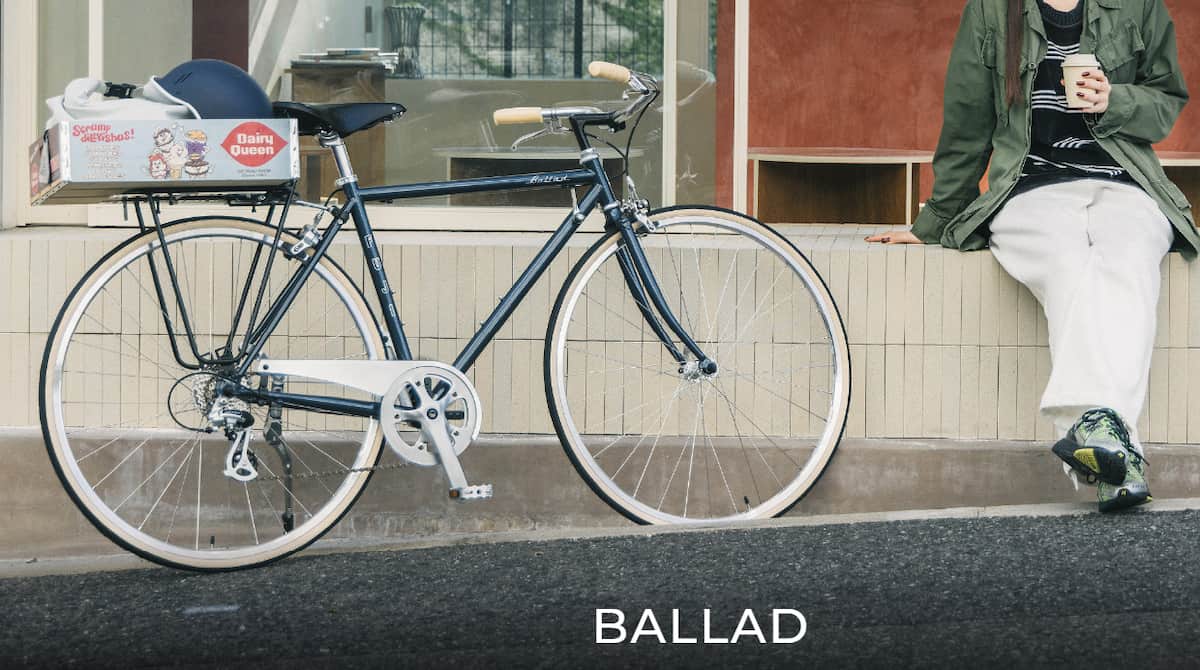 東京の街並みでFujiのクロスバイクに乗る日本人女性のライフスタイルイメージ