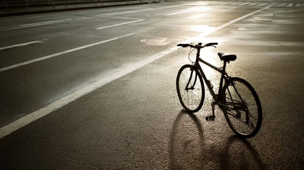 日本の朝・通学路・壊れない道具・生活に溶け込む信頼性のクロスバイクの画像