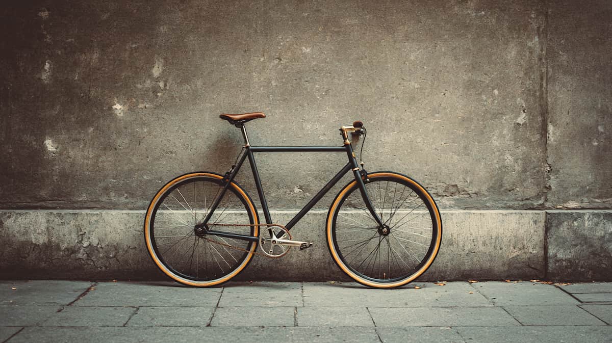 マセラティのクロスバイクを都市の街並みに配置したスタイリッシュなイメージ