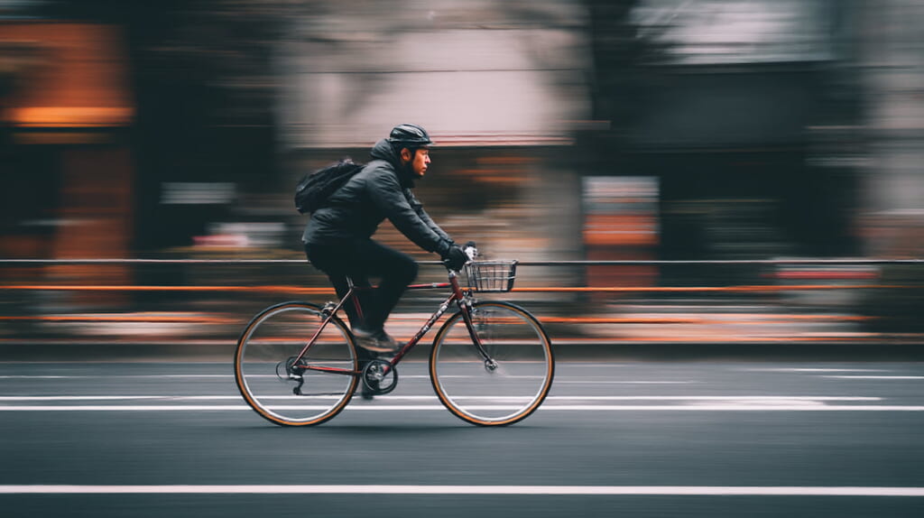 　重量感のあるクロスバイクで安定して走行する日本人男性