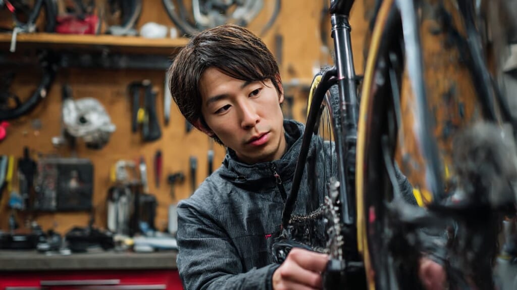 　- 整備士としてクロスバイクをチェックするランナー