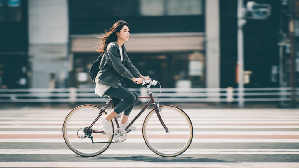 日本の街中を安心して走る女性クロスバイク初心者の様子