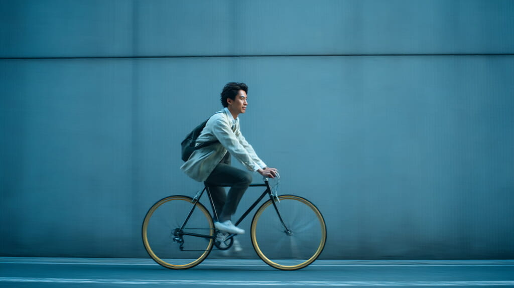 高めのサドル設定でスマートにクロスバイクを漕ぐ日本人ランナー