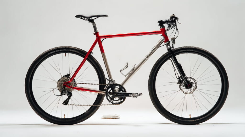 ルック車とメーカー製クロスバイクの構造的な違いを比較したイメージ