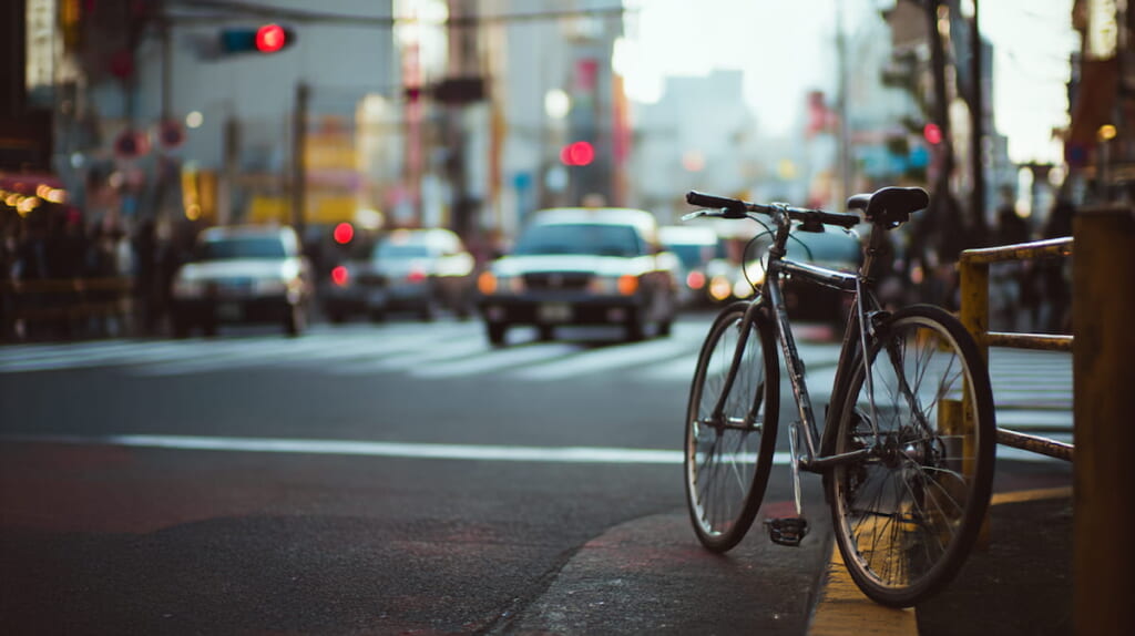 6〜8万円台のクロスバイクで快適に街を走る日本人男性のイメージ