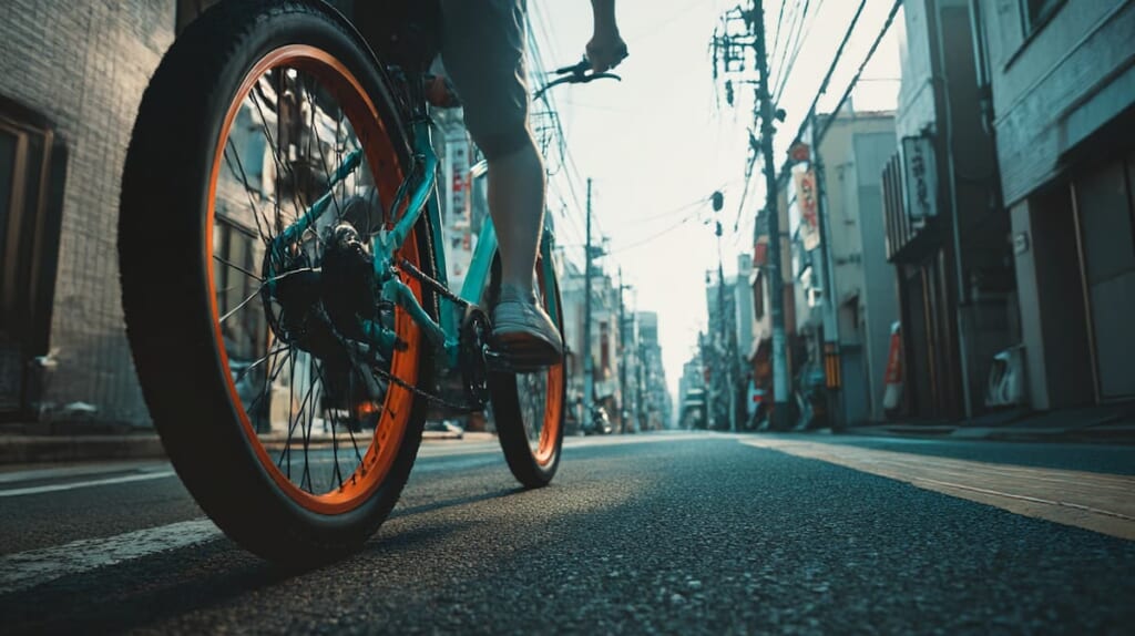 　- タイヤが太いママチャリを前に購入を悩む日本人男性のリアルな街中風景
