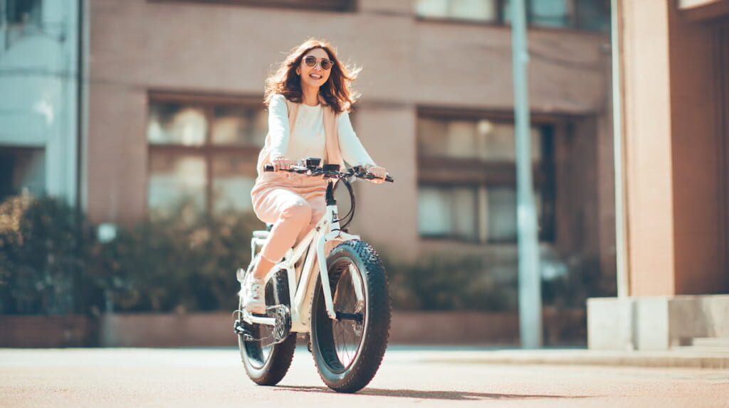 　- 電動アシスト付き太タイヤ自転車で快適に走る日本人ライダー