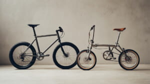 クロスバイクとミニベロを並べて比較しながら通勤用自転車を検討する日本人男性のイメージ