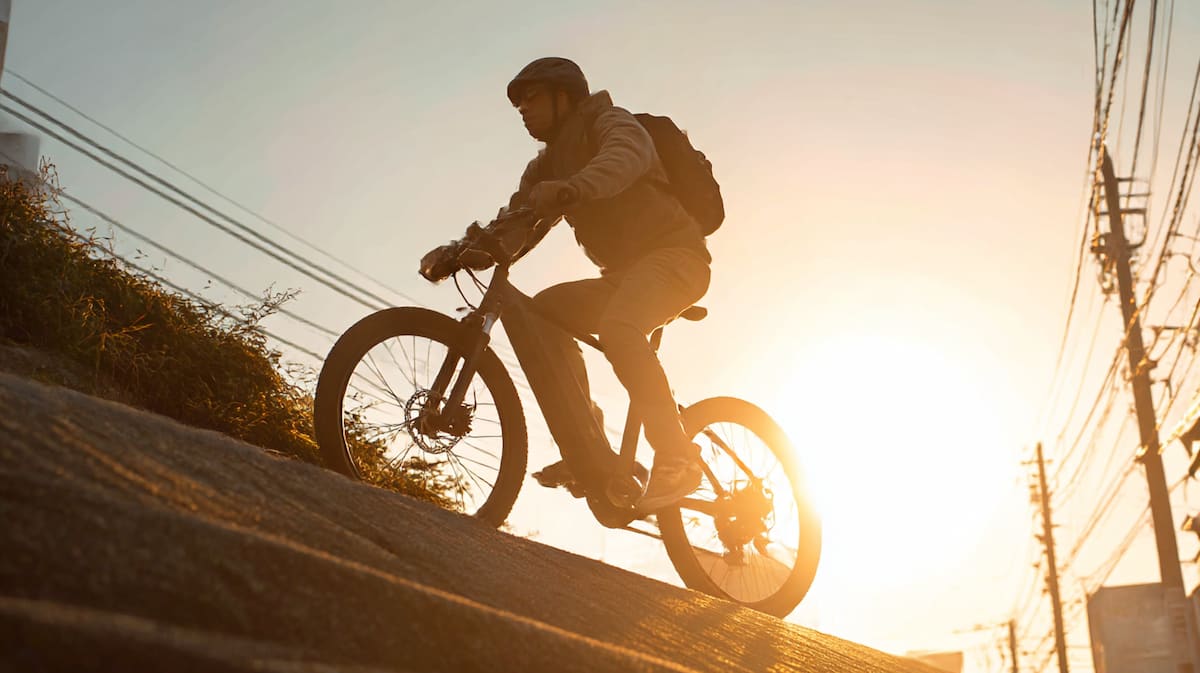 40代日本人男性が都市部でクロスバイク通勤をしている様子