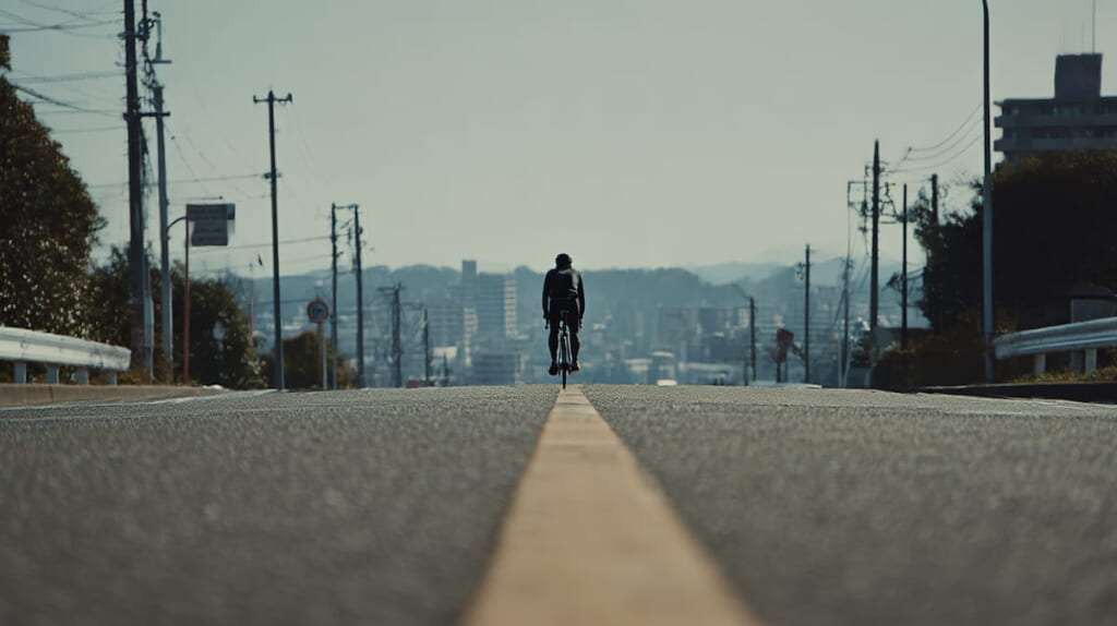 電動アシスト自転車で通勤する日本人男性