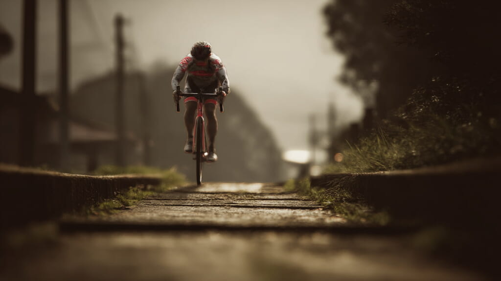 路面の凹凸をものともせず走るカーボンクロスバイクの日本人ライダー