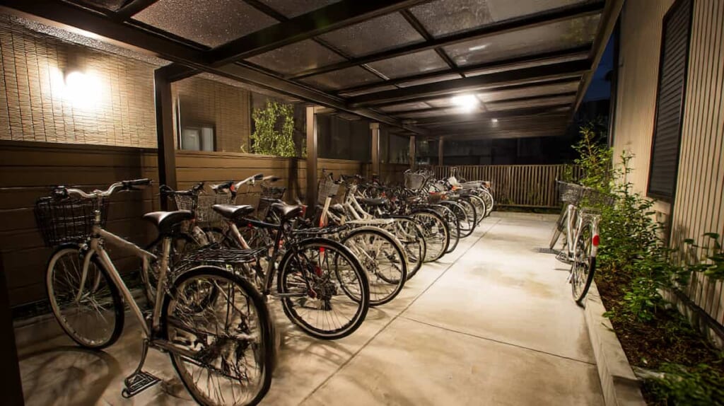 屋外で自転車カバーをかけて正しく保管されているクロスバイク