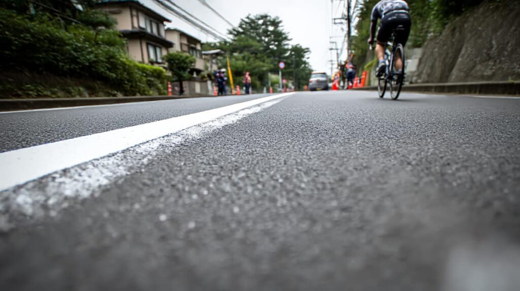 右側路側帯を走る自転車と正しく左側を走る自転車の対比