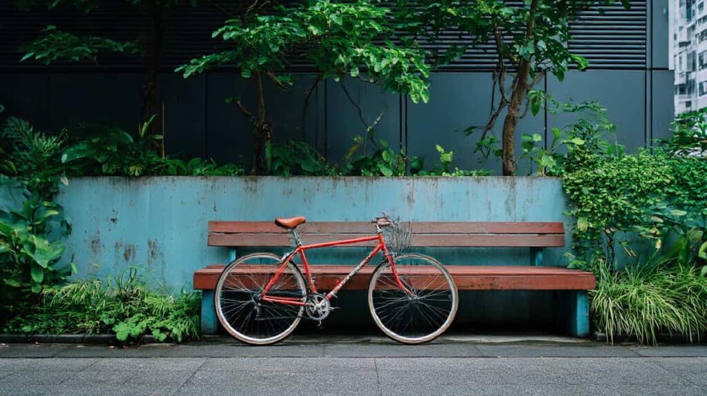 クロスバイクで走った後にリラックスする日本人男性のライフスタイル