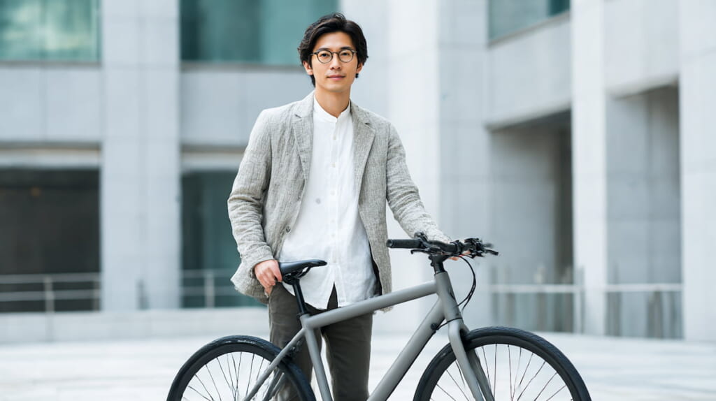 クロスバイクRAIL DISCで通勤する日本人男性のライフスタイルイメージ