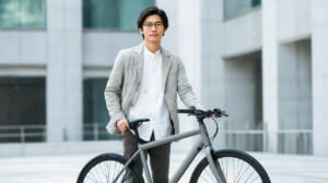クロスバイクRAIL DISCで通勤する日本人男性のライフスタイルイメージ