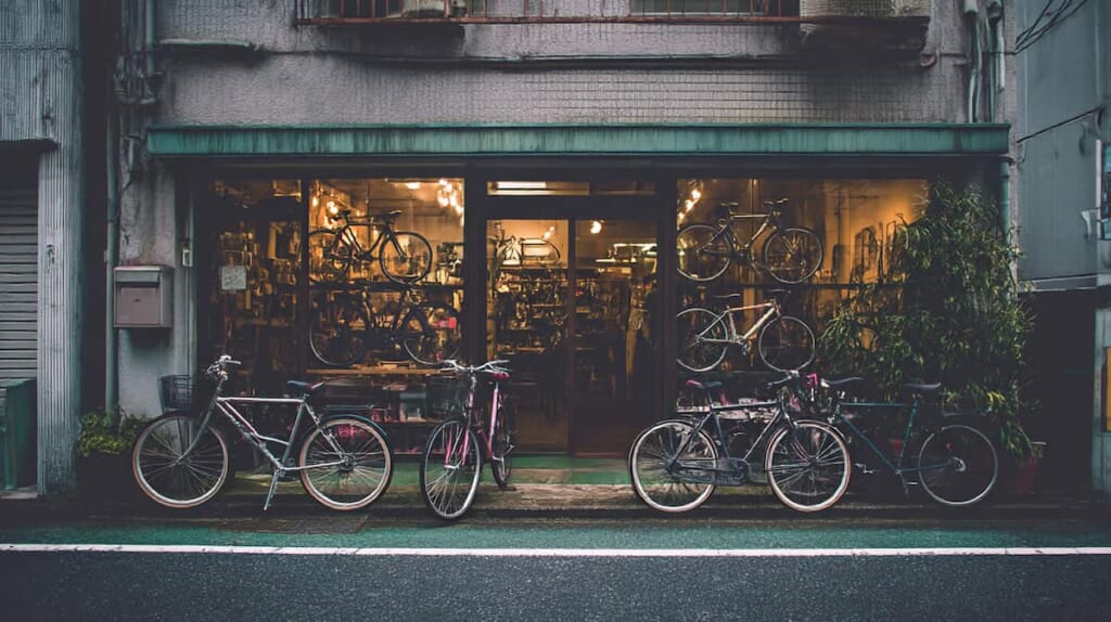 クロスバイクの在庫を確認する日本の自転車専門店の様子
