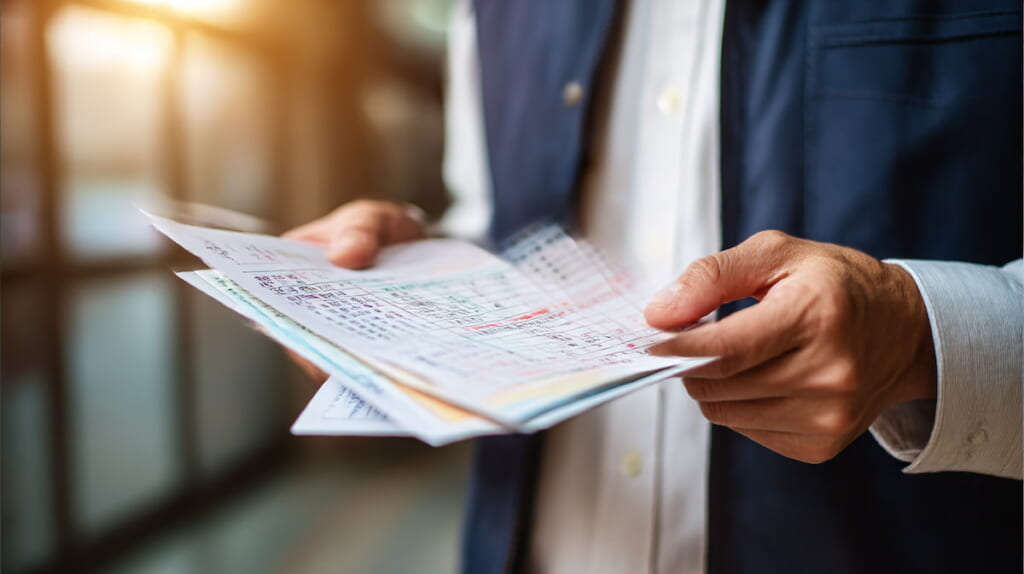 警察署の窓口で自転車登録の相談をする日本人男性