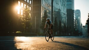 2026年モデルの高級ロードバイクをクロスバイク感覚で街乗りする日本人男性のライフスタイルイメージ