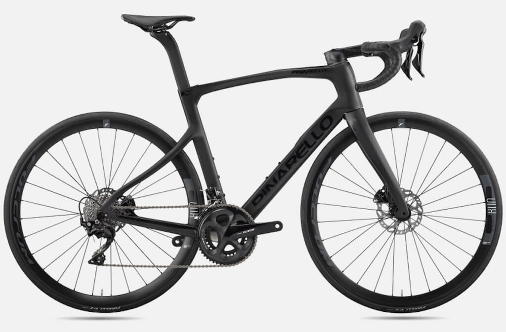 目立ちにくいブラックカラーの高級ロードバイクを都市部でスマートに扱うイメージ