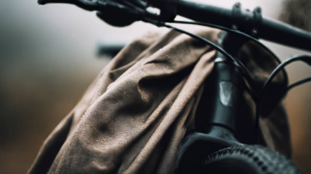 厚手の自転車カバー生地でクロスバイクを保護している様子