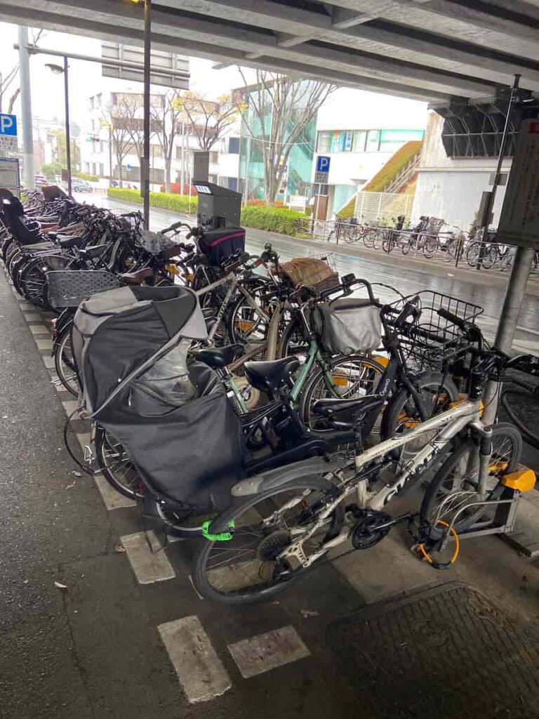 狭い駐輪場でも垂直に自立して省スペースに収まるクロスバイク