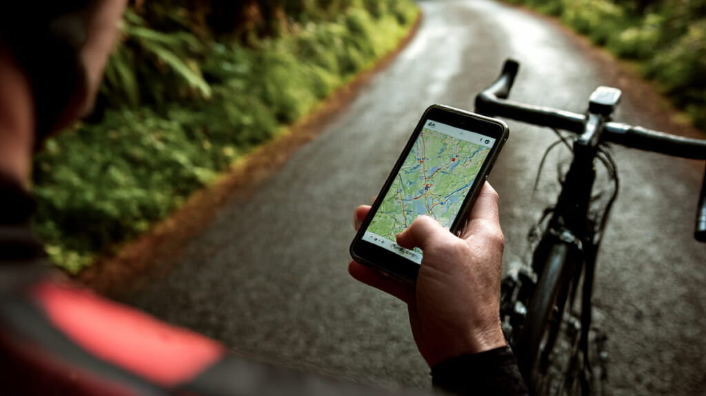 クロスバイクのロングライド前にルートを確認する日本人サイクリスト