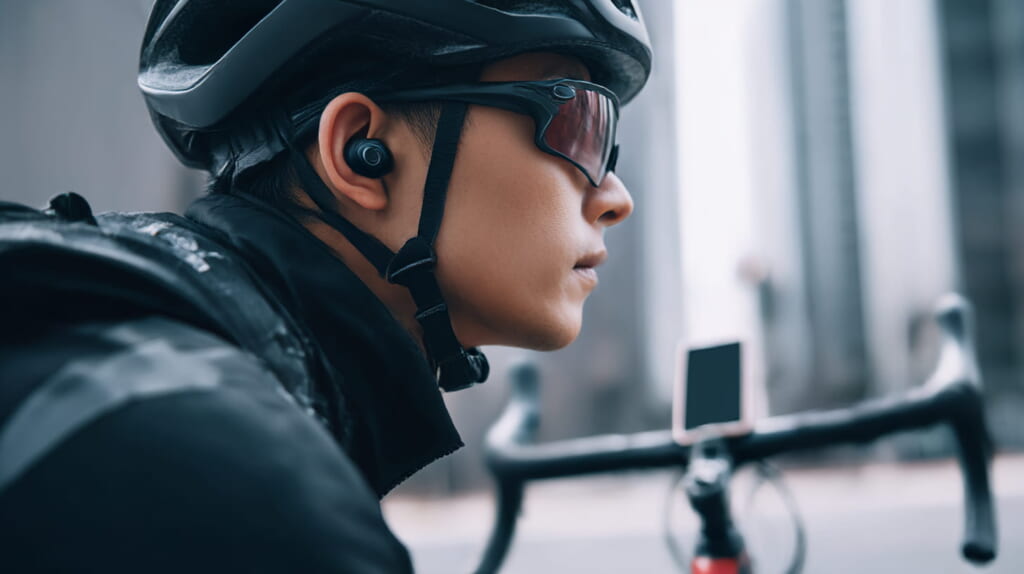骨伝導イヤホンで音声ナビを使いスマホをバッグに収納して走る日本人サイクリスト