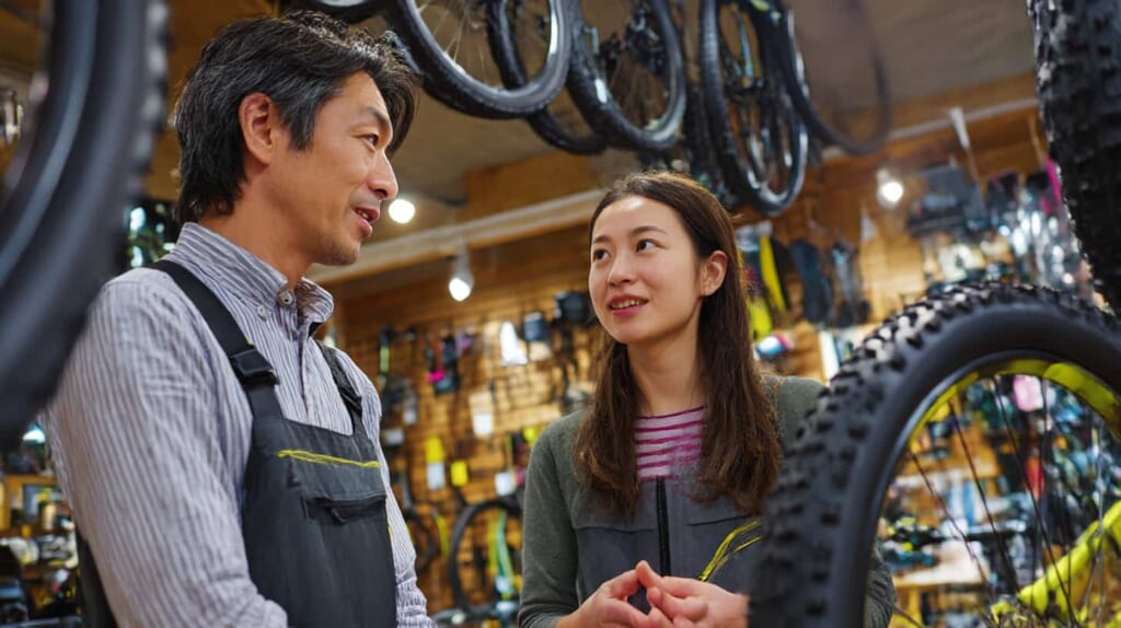 通勤自転車のタイヤ規格とメンテナンス性を整備士が確認しているイメージ